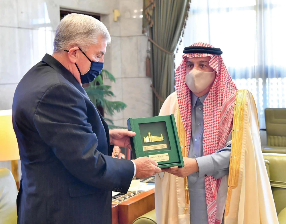 Riyadh governor meets outgoing US ambassador