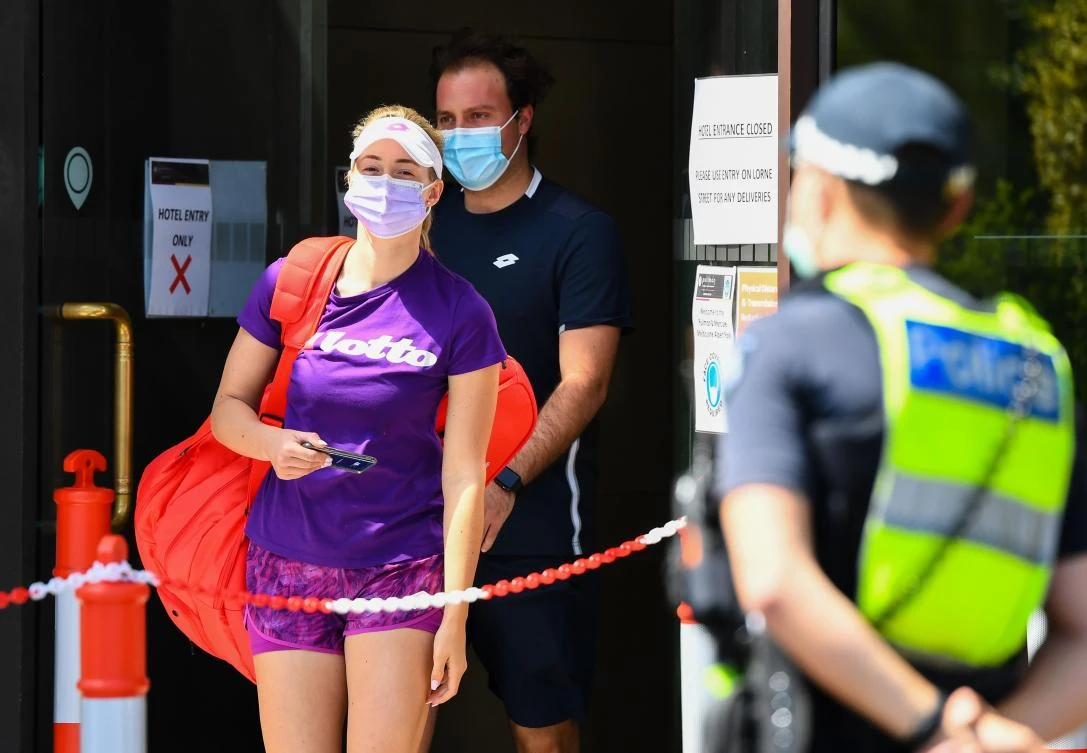 A tennis player and coach leave their hotel to train in Melbourne on Jan. 17, 2021 participants quarantine in hotels ahead of the Australian Open tournament. (AFP)