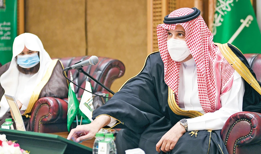 Madinah governor inaugurates exhibition in Prophet’s Mosque. (SPA)