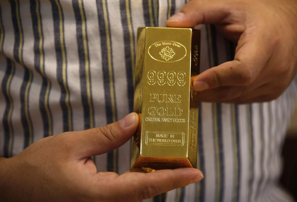 Gold gains as US stimulus prospects weigh on dollar