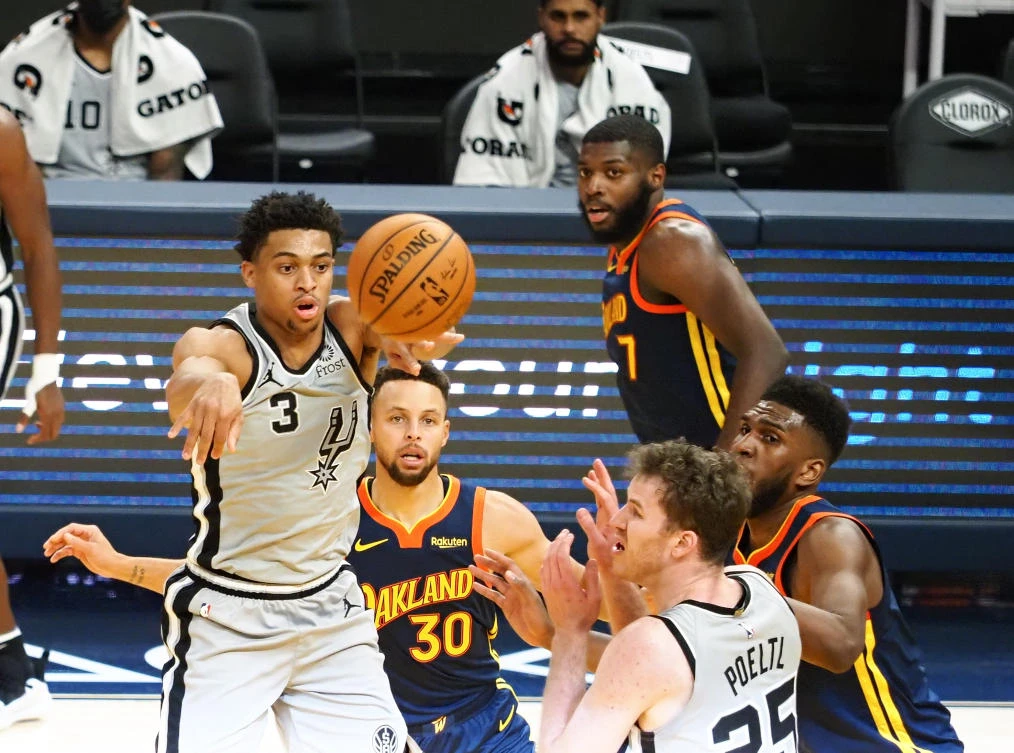 San Antonio Spurs’ Keldon Johnson passes the ball during their game against Golden State Warriors on Jan. 20, 2021. (USA TODAY Sports/Reuters)