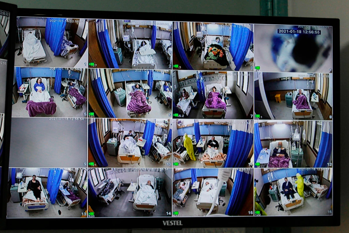 COVID-19 patients are monitored by medical staff at the Sheikh Ragheb Harb hospital supported by the Iranian Red Crescent, in Lebanon's southern city of Nabatiyeh, on January 18, 2021. (AFP / Mahmoud Zayyat)