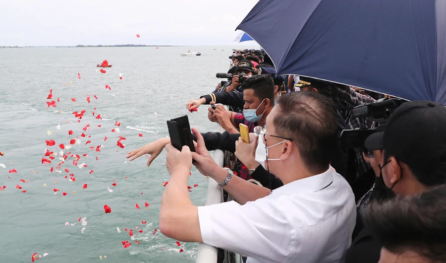 Relatives of the victims of Sriwijaya Air flight SJ-182 throw flowers into the Java Sea where the plane crashed on Jan. 9 killing all of its passengers, on Friday. (AP)