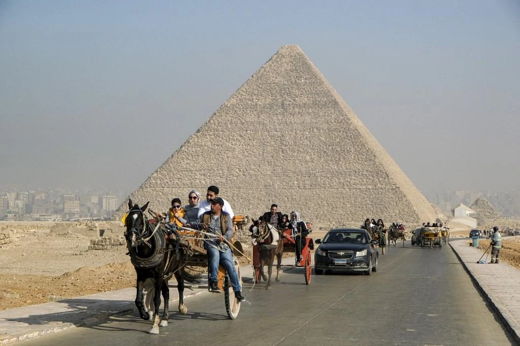 As of December, Egypt received 1.4 million tourists since the resumption of the tourism activities at the beginning of July, bringing the total number of tourists during 2020 to 3.7 million. (File/AFP)