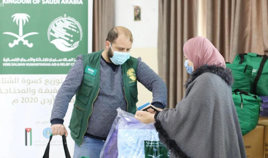 KSrelief continues to distribute winter clothes to needy and refugee families. (SPA)