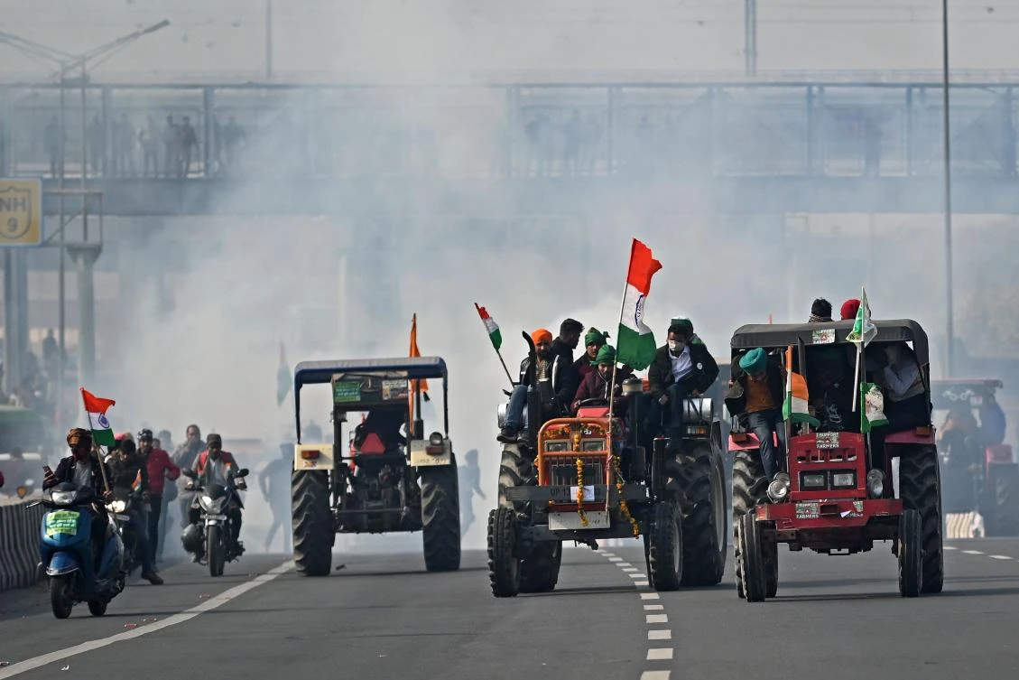 India tractor rally: One dead after farmers storm historic Red Fort