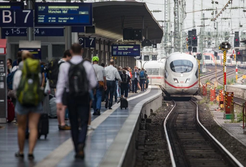 Man attacks people with knife in Frankfurt