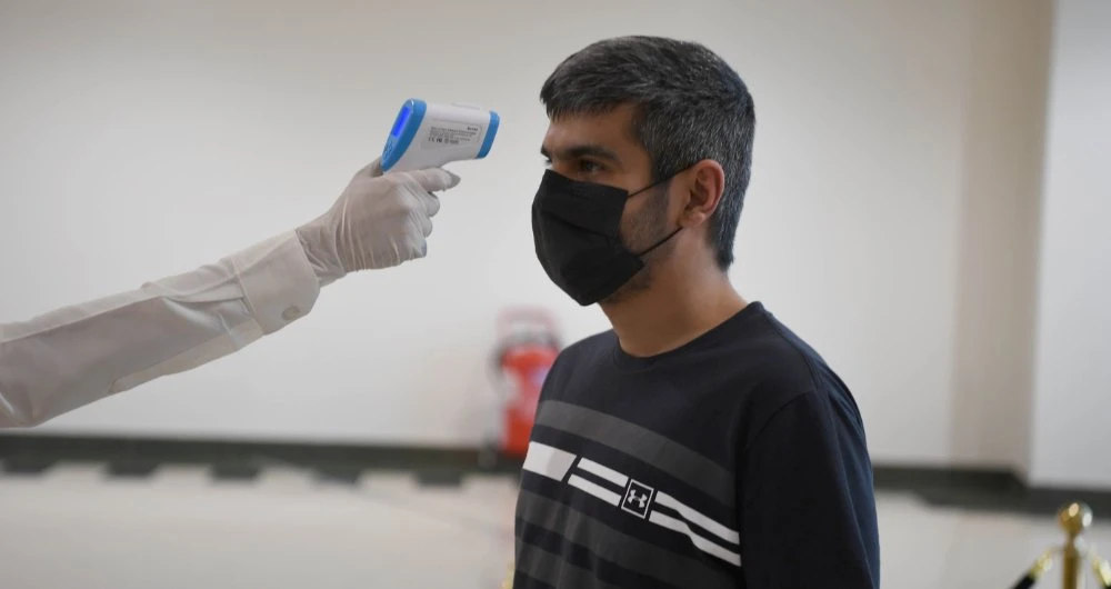 Tempreture checks are carried out at the entrences of most indoor venues in Saudi Arabia. (AN Photo/Basher Saleh)
