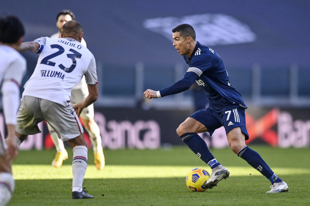 Juventus' Cristiano Ronaldo goes for the ball during the Serie A soccer match between Juventus and Bologna, at the Allianz Stadium in Turin, Italy, on Jan. 24, 2021. (Fabio Ferrari/LaPresse via AP)
