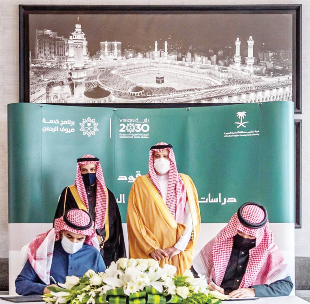 Madinah Gov. Prince Faisal bin Salman watches as officials sign a contract for the Bus Rapid Transit. (SPA)