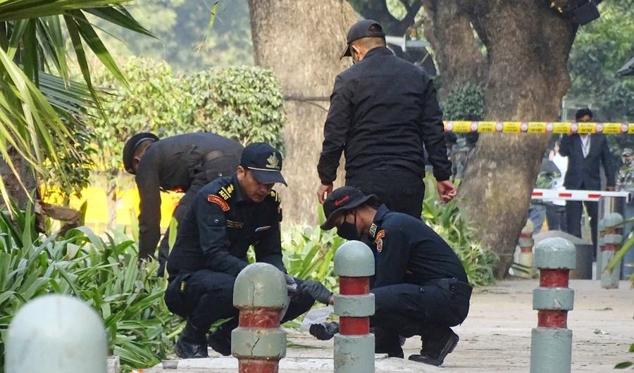 National Security Guard soldiers inspect the site of a blast near the Israeli Embassy in New Delhi, India, Saturday, Jan. 30, 2021. (AP)