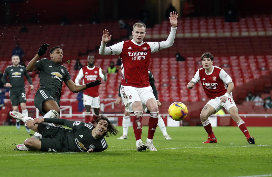 Manchester United loses ground in title race, drawing 0-0 with Arsenal