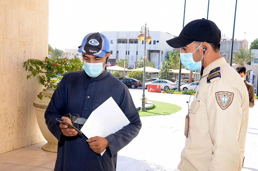 Saudi authorities called on the public to use the Tawakkalna app for live updates, to request movement permits, and to report any COVID-19 violations or by calling 940. (SPA)