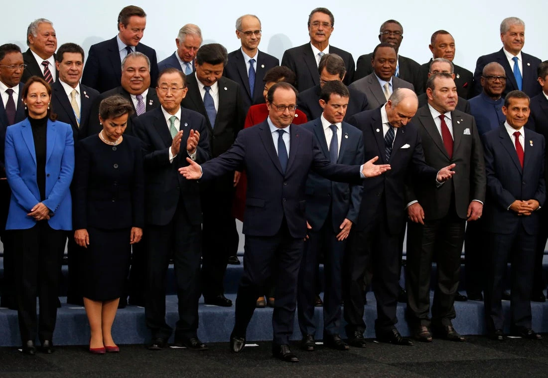 Francois Hollande with fellow world leaders at the World Climate Change Conference 2015 (COP21), Le Bourget, Paris, France, Nov. 30, 2015. (Reuters)