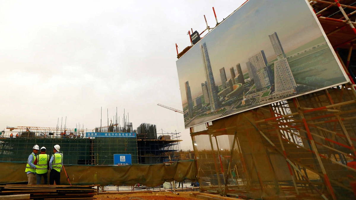 Chinese construction workers at the Iconic Tower skyscraper site in Egypt’s planned new administrative capital east of Cairo, May 2, 2019. (Reuters)