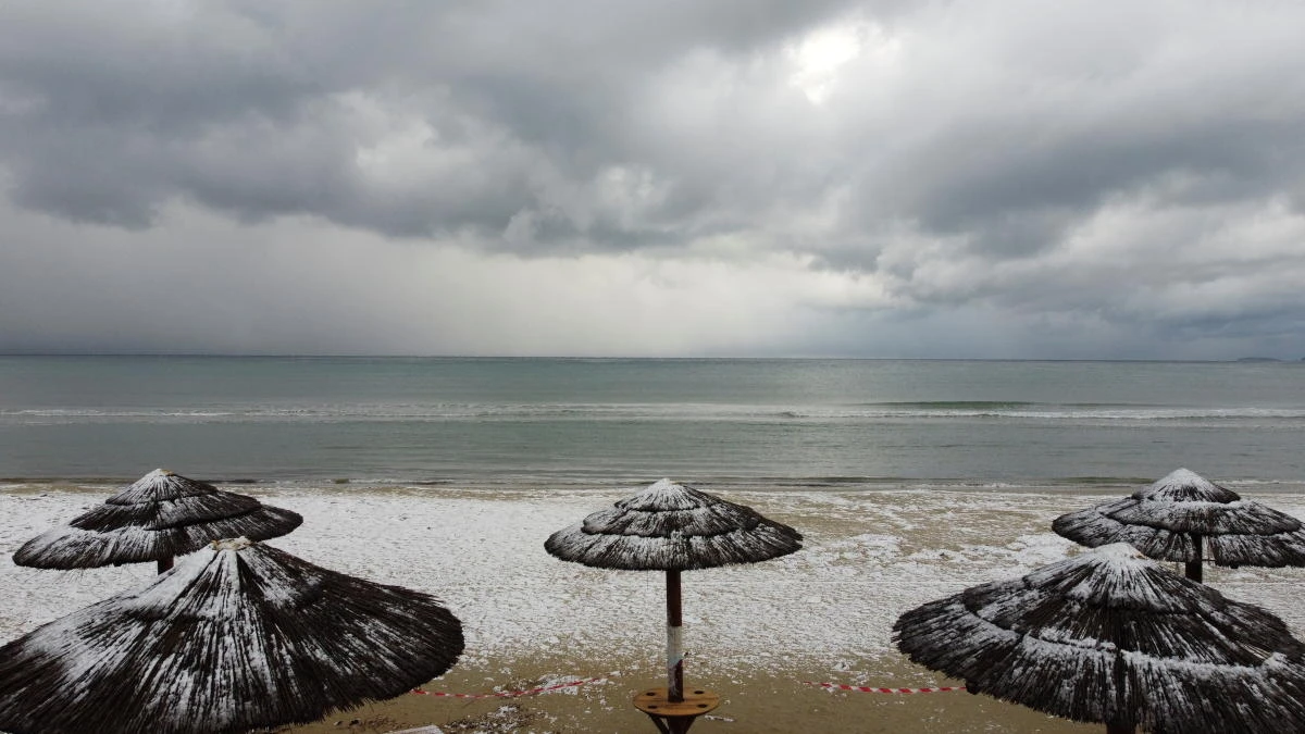 Snow covers a beach following a heavy snowfall in Artemida, Greece, February 16, 2021. Picture taken with a drone. REUTERS/Vassilis Triandafyllou