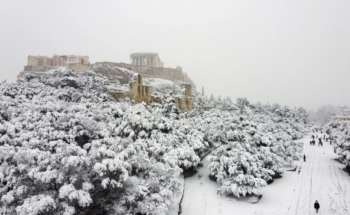 The Parthenon temple is seen atop the Acropolis hill archaeological site during a heavy snowfall in Athens, Greece, February 16, 2021. Picture taken with a drone. REUTERS/Alkis Konstantinidis