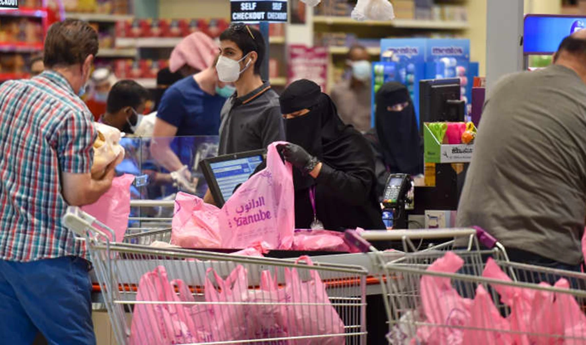 Saudis shop at a supermarket at the Panorama Mall in the capital Riyadh on May 22, 2020. (AFP)