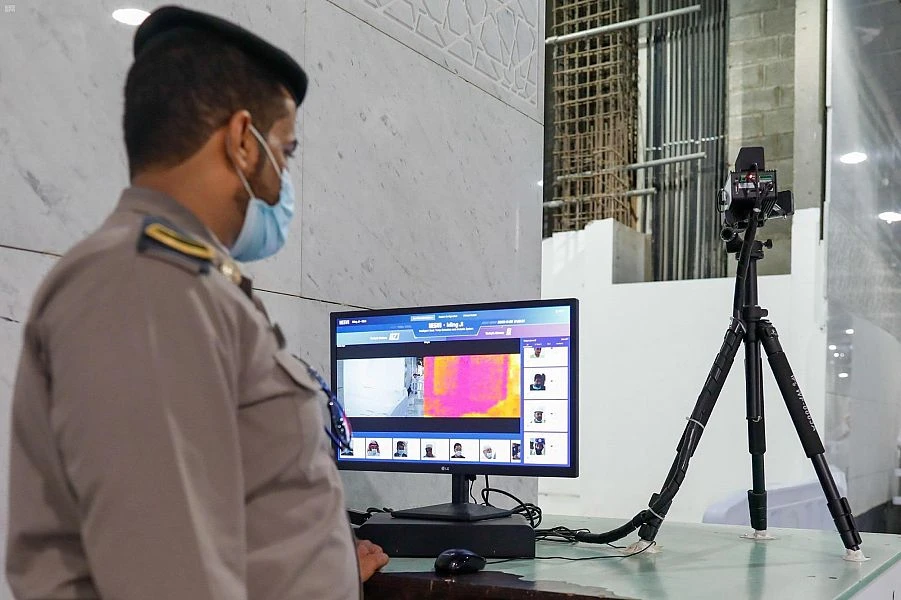 The General Presidency of the Grand Mosque and the Prophet’s Mosque has intensified precautionary COVID-19 measures to further protect visitors and employees. (SPA)