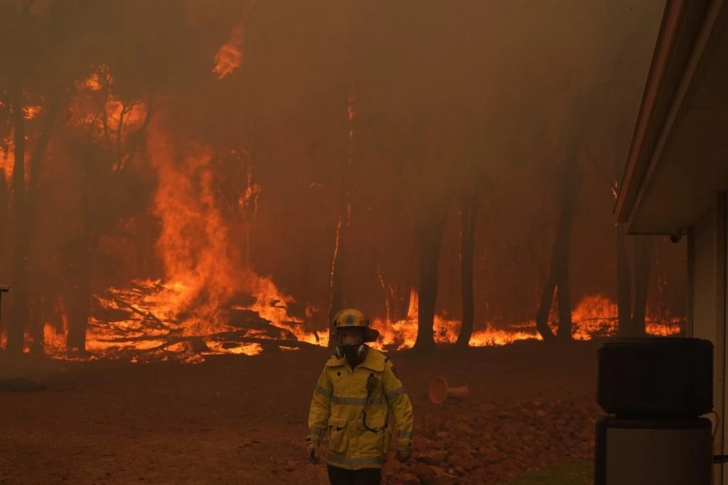 This handout photo taken on Feb. 2, 2021 and released by West Australia's Department of Fire and Emergency Services (DFES) shows a firefighter working to contain a fire outside Wooroloo, near Australia's fourth-biggest city Perth. (File/AFP)