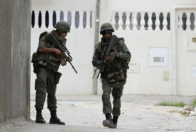 Tunisian soldiers patrol a residence in Oued Ellil, west of Tunis October 23, 2014. (Reuters)