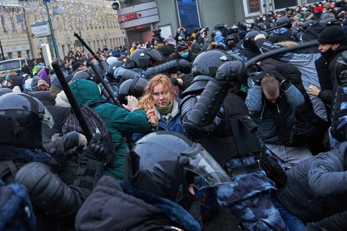Police confront protesters during a demonstration in support of jailed Russian opposition leader Alexei Navalny, Moscow, January 23, 2021. (Getty Images)