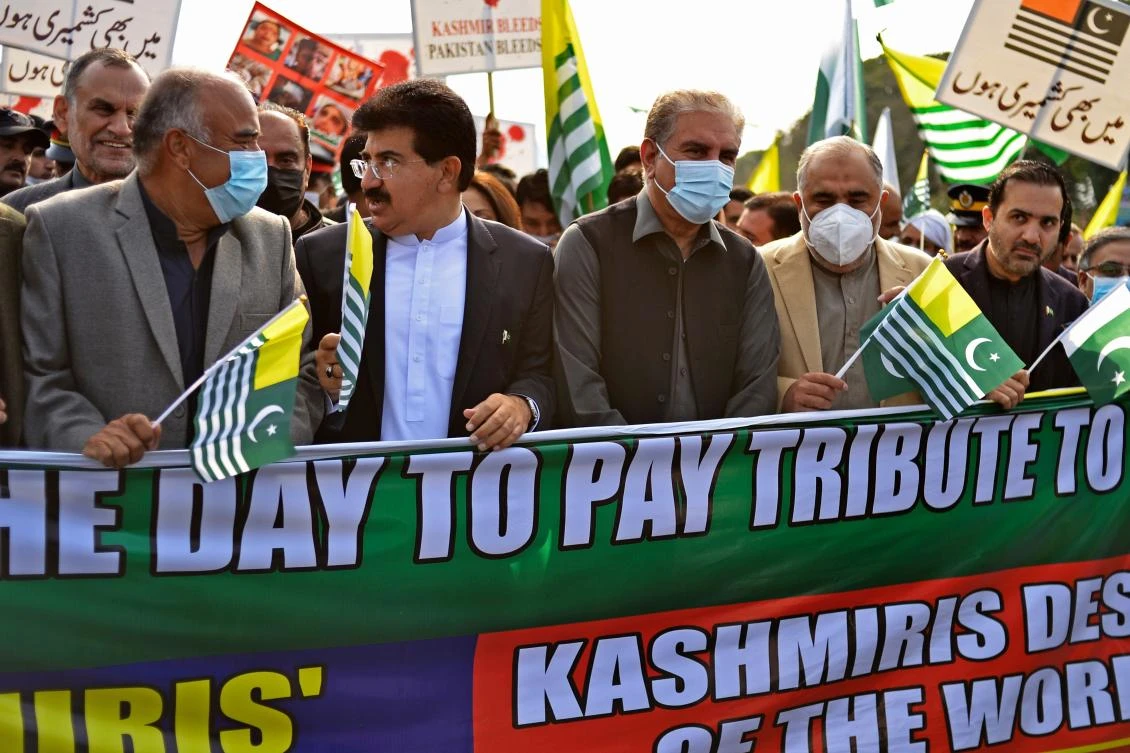 Pakistan Foreign Minister Shah Mahmood Qureshi (C) along with lawmakers and leaders take part in a rally to mark Kashmir Solidarity Day in front of the parliament in Islamabad on February 5, 2021. (AFP)