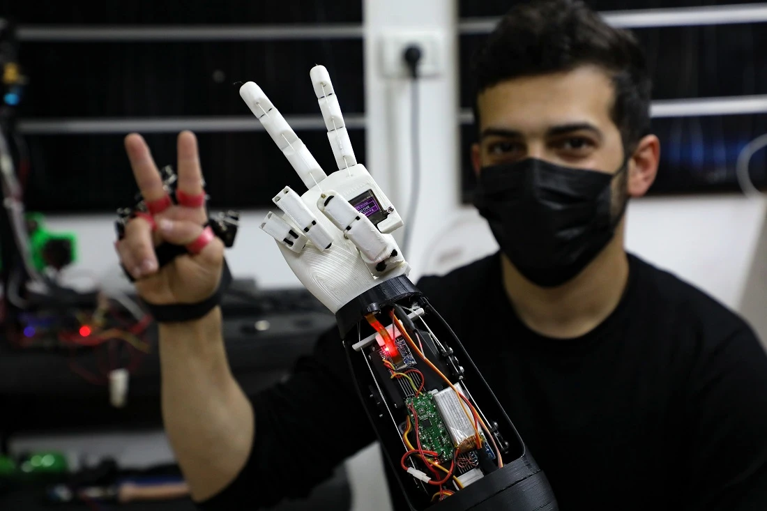 Palestinian student creates robotic hand