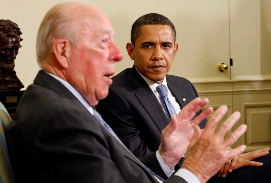 US President Barack Obama listens as former US Secretary of State George Shultz speaks at the White House in Washington on May 19, 2009. (REUTERS/Kevin Lamarque/File Photo)