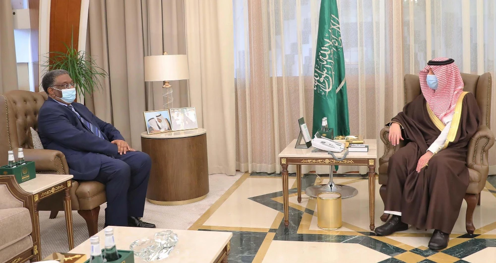Eastern Province Gov. Prince Saud bin Naif meets Sudan’s new envoy to the Kingdom, Adel Bashir Hassan Bashir, in Dammam. (SPA)