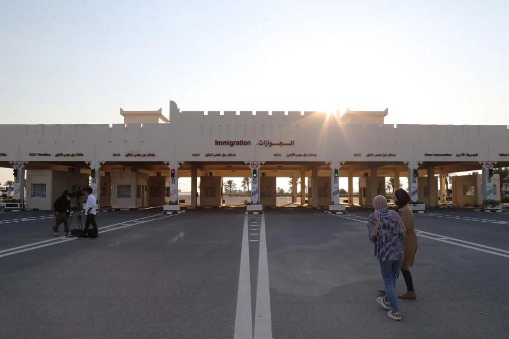 Trade of goods between Saudi Arabia and Qatar will resume through the Abu Samra border crossing on Feb. 14. (File/AFP)