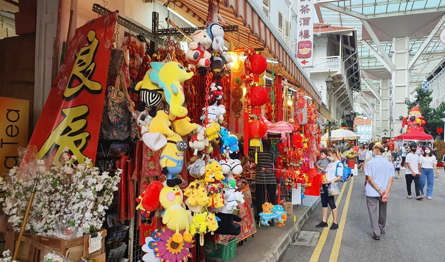 Few shoppers are seen in Singapore's Chinatown on Feb. 11, as authorities have put new rules in place to prevent the coronavirus spread during typically crowded Chinese New Year celebrations. (AN photo)