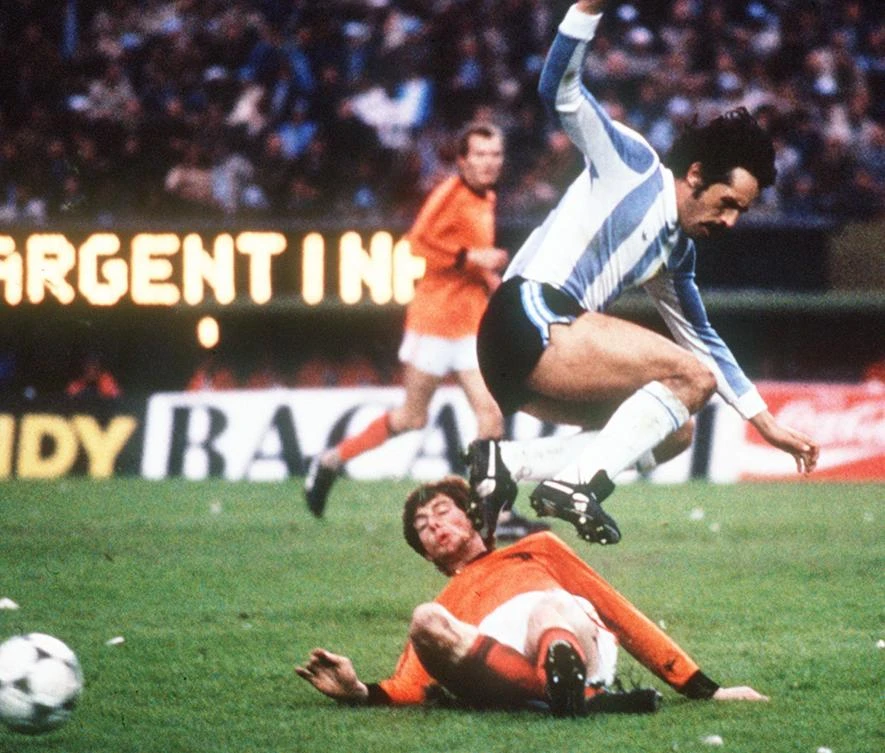 Argentinian forward Leopoldo Luque jumps to avoid the tackle of Dutch defender Erny Brandts, in Buenos Aires, during the World Cup final, June 25, 1978. (AFP)