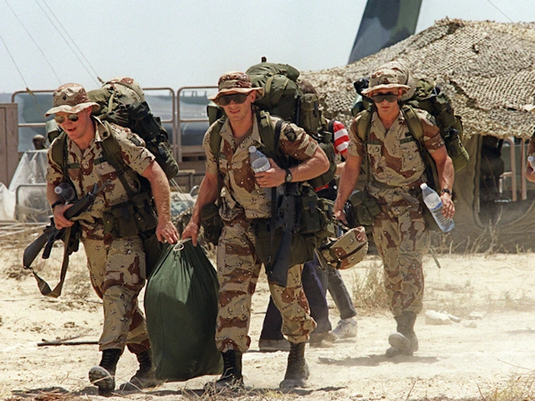 U.S. Marines of the 782 company from Fort Bragg, South Carolina, walk towards their barracks upon landing at Saudi Dhahran air base on Aug. 21, 1990, following Iraq’s invasion of Kuwait. (AFP)