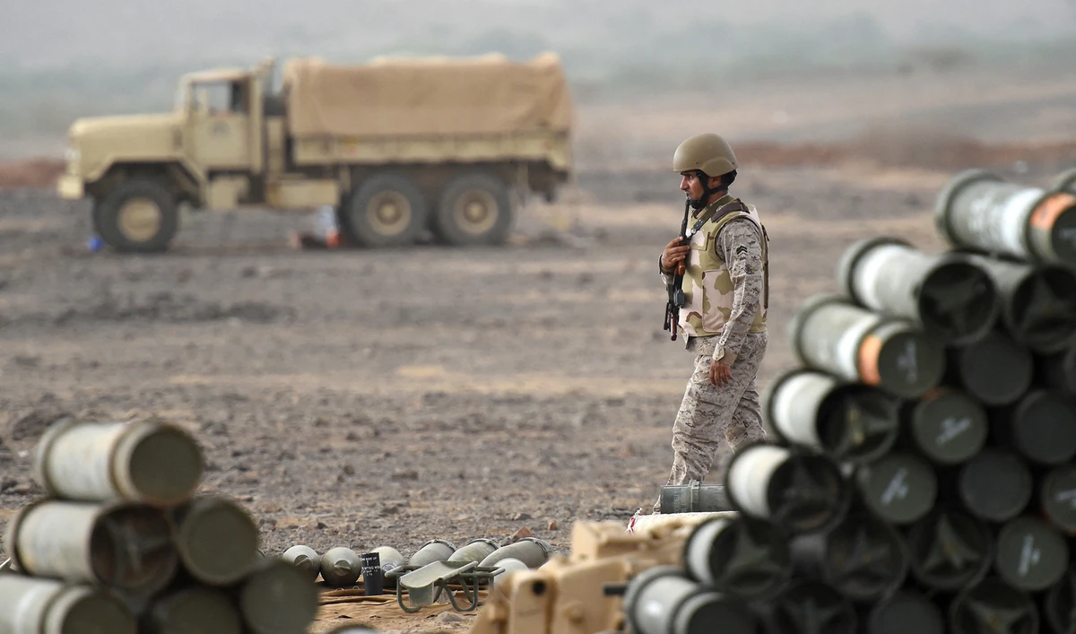 A Saudi soldier from an artillery unit walks near ammunition at a position close to the Saudi-Yemeni border, in Saudi Arabia's southwestern Jizan province, on April 13, 2015. (AFP/File)