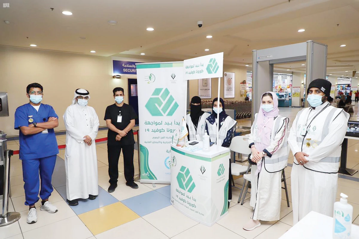 Volunteers for Swaeid Al-Madinah man a triage booth at a shopping malls in Madinah as part of the group's campaign to fight COVID-19. (SPA)