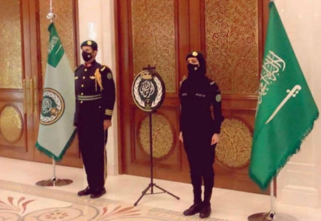 Saudi female Royal Guard stands beside her colleague in June 2020. (Photo courtesy: Social media)