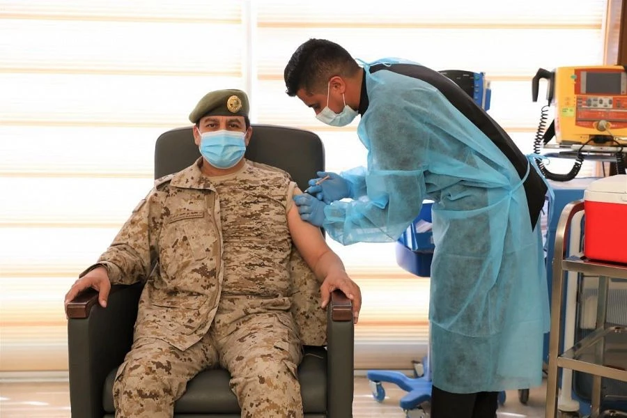 Saudi defense ministry workers to receive COVID-19 jab amid case surge