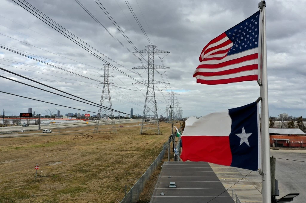 Power transmission from the energy sources of gas, wind, coal, nuclear, and solar were all adversely affected by the recent snowstorms and icy winter weather that sent temperatures falling in some parts of Texas to minus 18 degrees. (File/AFP)