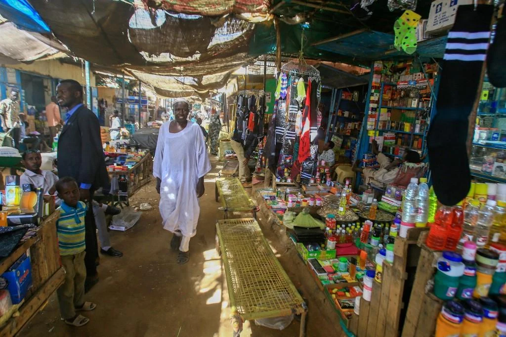 Sudan launched a scheme to alleviate the impact of an economic crisis by paying out monthly cash allowances of $5. (File/AFP)