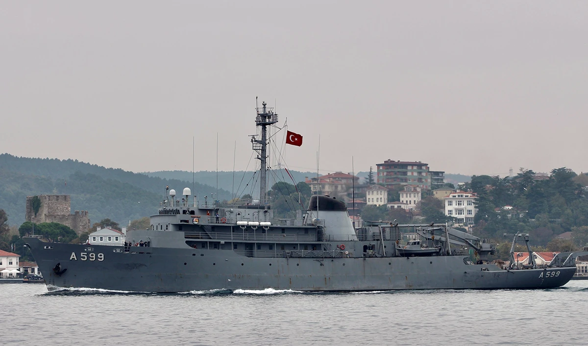 Turkish Navy research vessel TCG Cesme sails in the Bosphorus in Istanbul, Turkey. (Reuters/File)