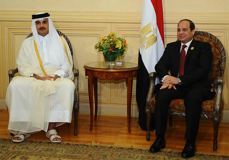 A handout picture made available by the Egyptian presidency shows Egyptian President Abdel Fattah al-Sisi (R) meeting with Qatar's Emir Sheikh Tamim bin Hamad al-Thani in Red Sea resort of Sharm El-Sheikh on March 28, 2015. (AFP)