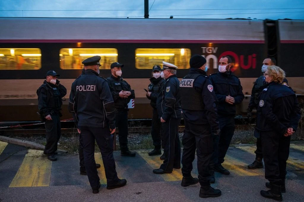 German and French border police officers gather on the platform station of Strasbourg, eastern France, on Feb. 4, 2021. (File/AFP)
