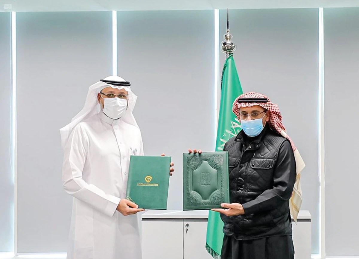 KSU President Dr. Badran bin Abdulrahman Al-Omar and SAIP CEO Dr. Abdulaziz bin Mohammed Al-Suwailem during the signing ceremony. (SPA)