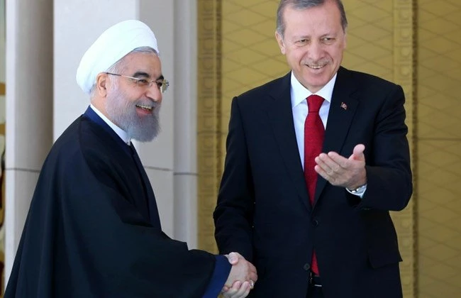 Turkish President Recep Tayyip Erdogan (R) and Iranian President Hassan Rouhani in Ankara on April 16, 2016. (AFP file photo)