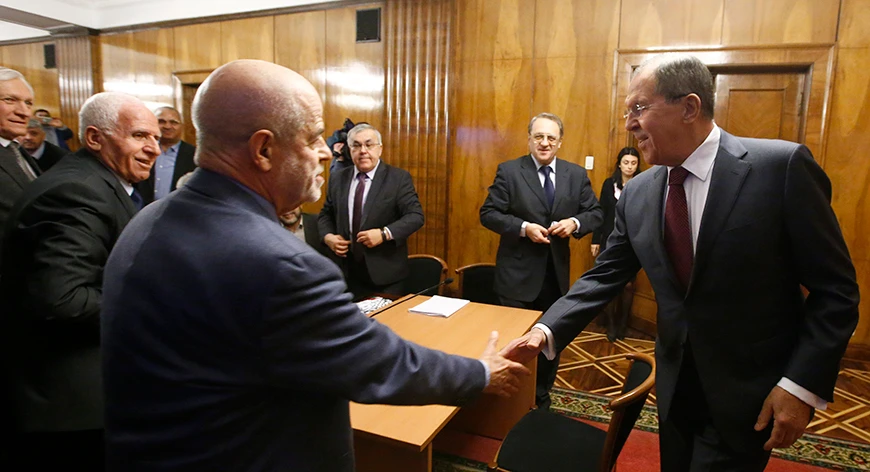 Russian Foreign Minister Sergey Lavrov, right, welcomes the representatives of the various Palestinian political parties, Moscow, Jan. 16, 2017. (Reuters)