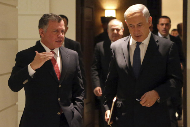 Jordan’s King Abdullah with Israel’s Prime Minister Benjamin Netanyahu before their meeting at the Royal Palace in Amman, Jan. 16, 2014. (Reuters)