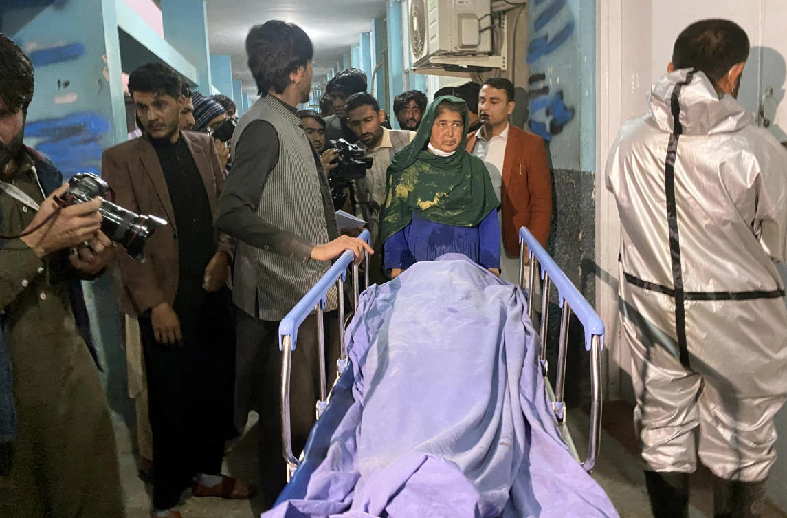Relatives carry the body of a woman who was killed by Daesh gunmen in Jalalabad east of Kabul, Afghanistan on March 2, 2021. (AP)