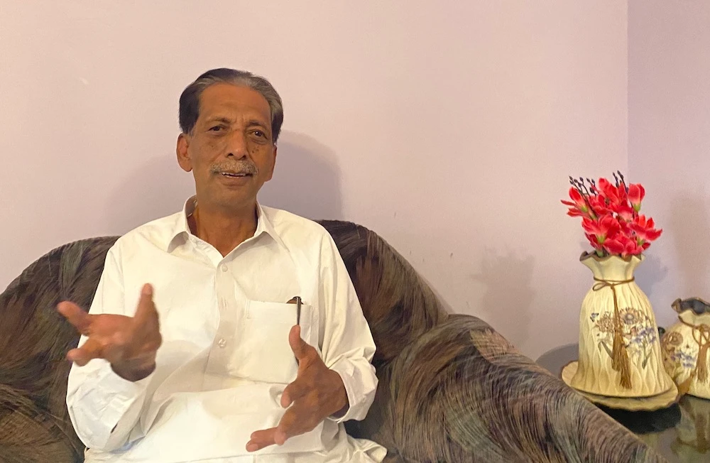 Akbar Hussain, a former cameraman of Dhaka TV, speaks to Arab News at his residence in Karachi, Pakistan, on February 28, 2021. (AN Photo)
