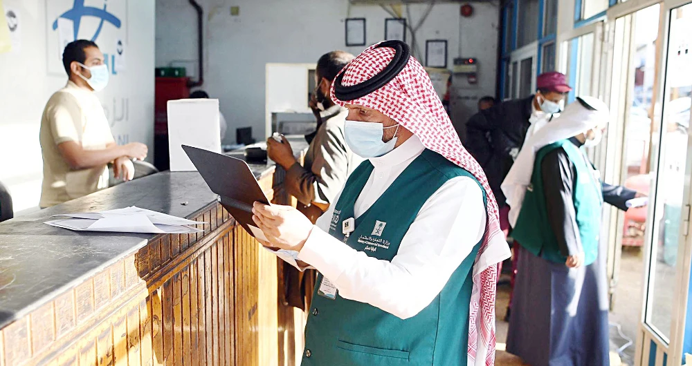 Saudi officials carried out field inspections to curb violations to coronavirus rules. The inspections included markets and shops, as well as public places. (SPA)